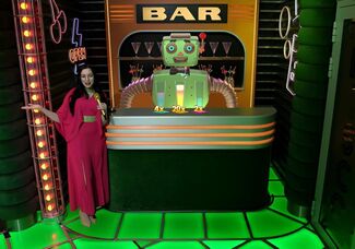Bar avec robot et présentatrice